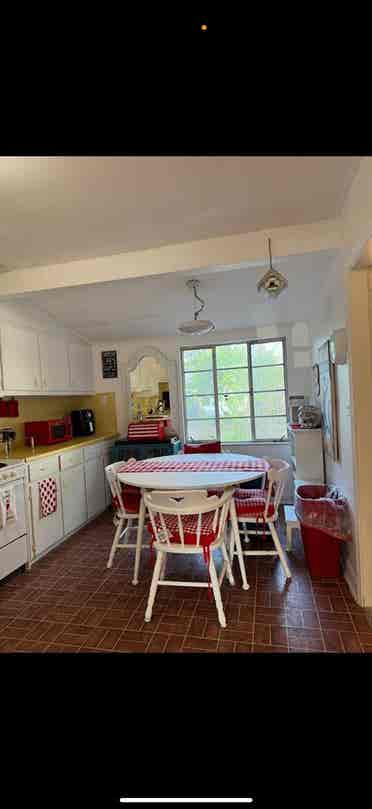 Fully Furnished, Great Locationn