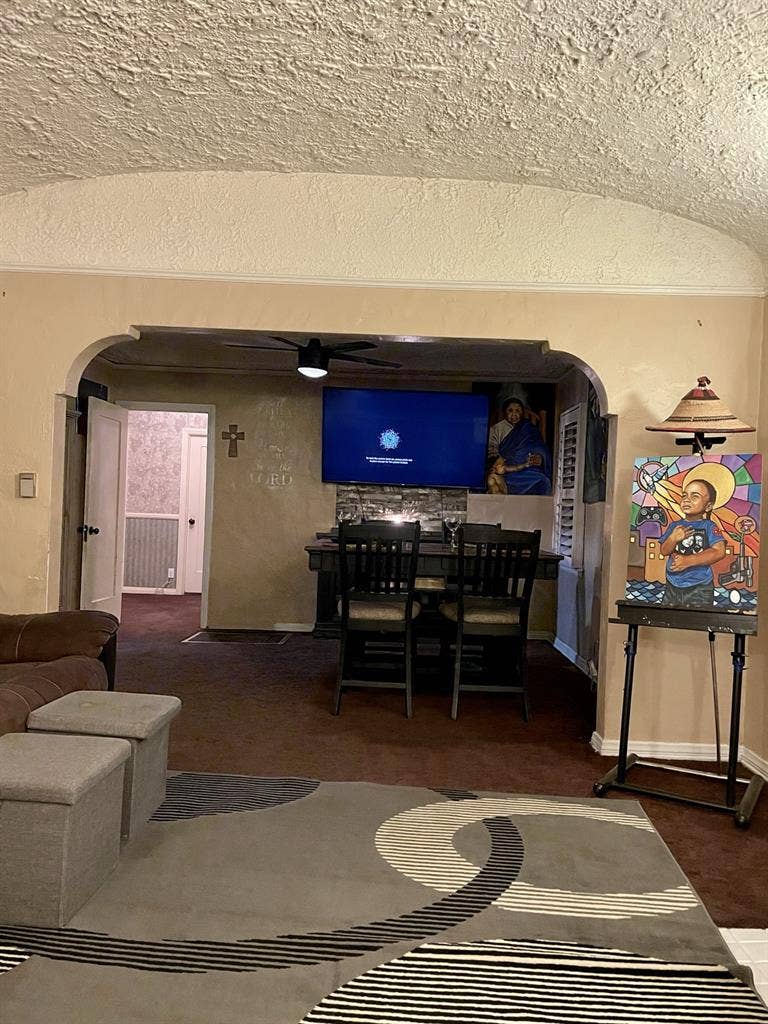 Castle House 
Seeks Housemate