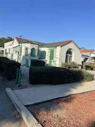 Castle House 
Seeks Housemate