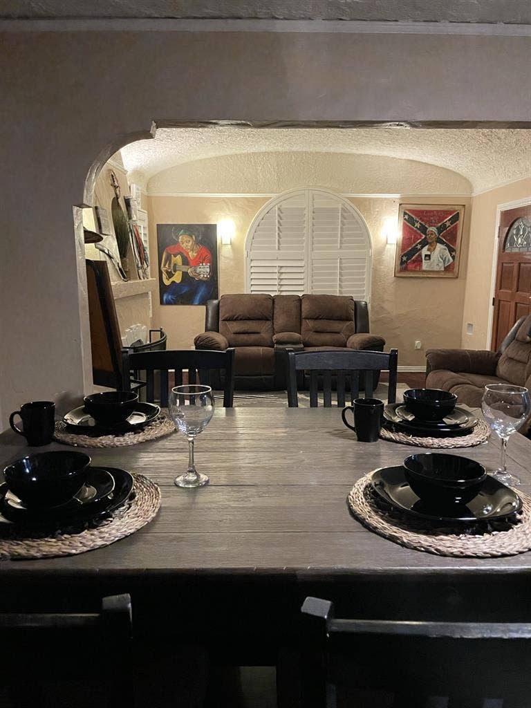 Castle House 
Seeks Housemate