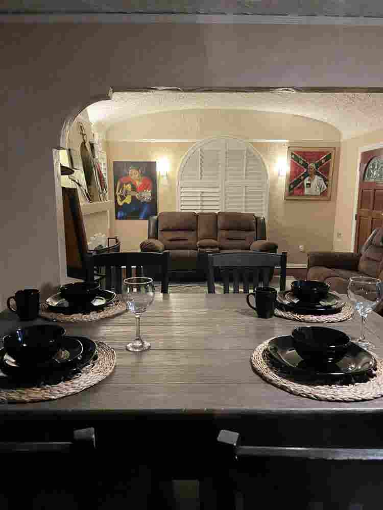 Castle House 
Seeks Housemate