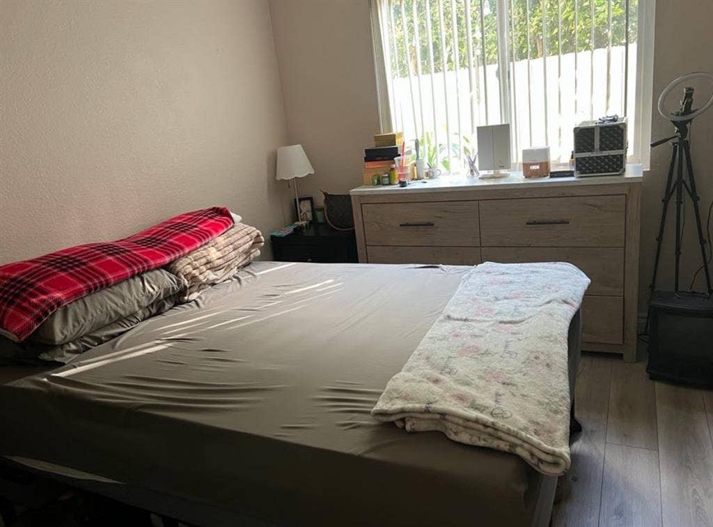 Looking for Roommate.
