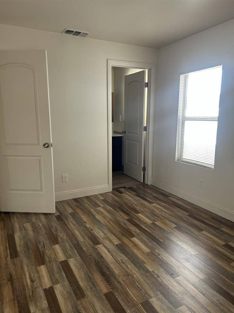 Midtown room + private bathroom