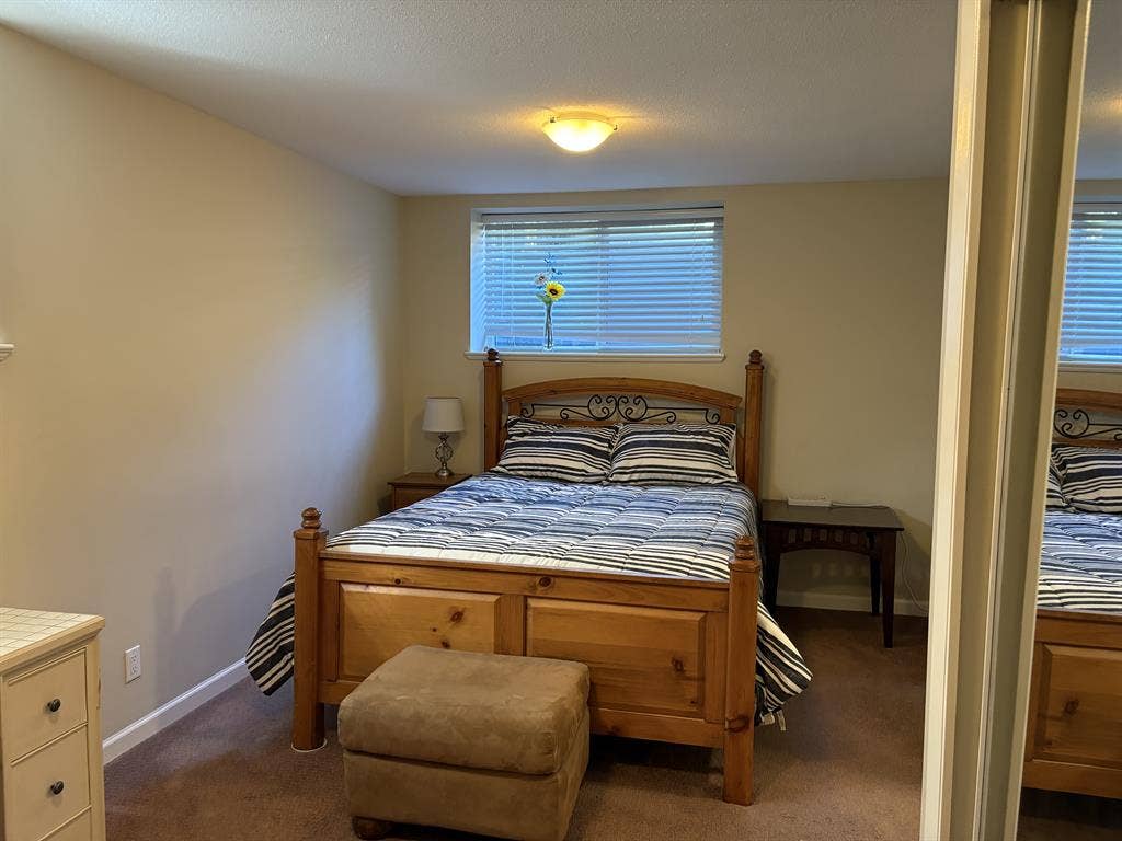 Basement suite w/shared entrance