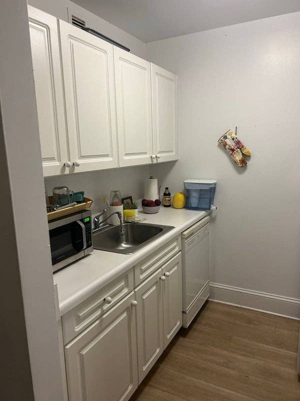 ✨Room available in Midtown South✨