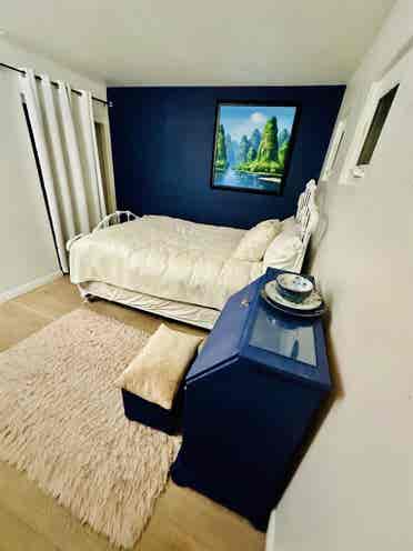 Guest room for rent available now