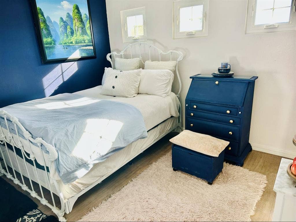 Guest room for rent available now
