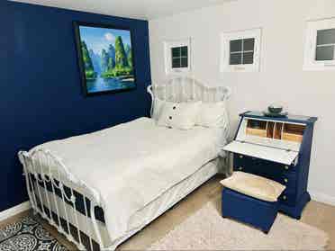 Guest room for rent available now
