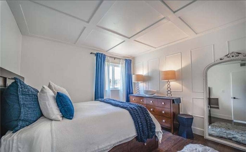 Two rooms for rent.