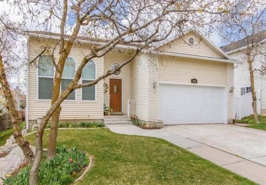 Looking for a clean roommate !