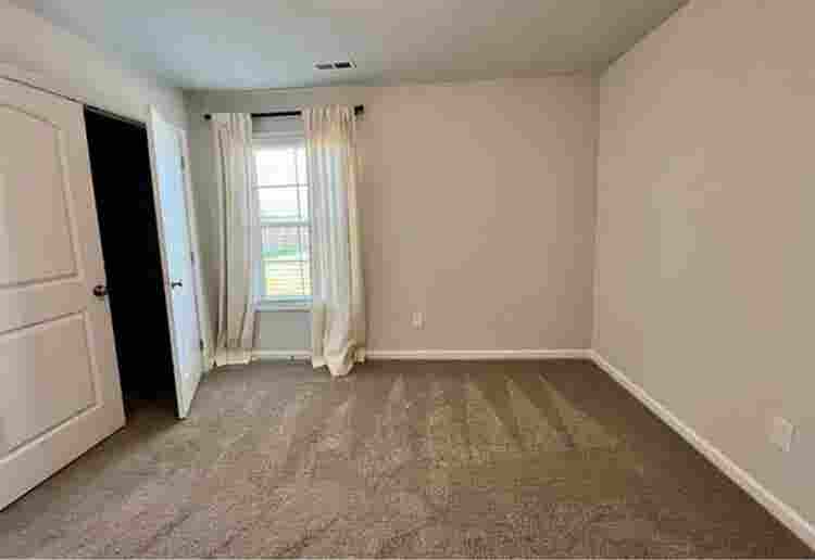 Room available- Young professional