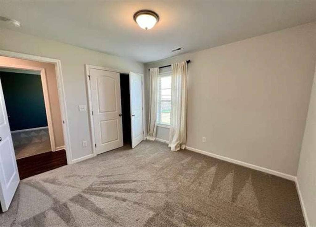 Room available- Young professional