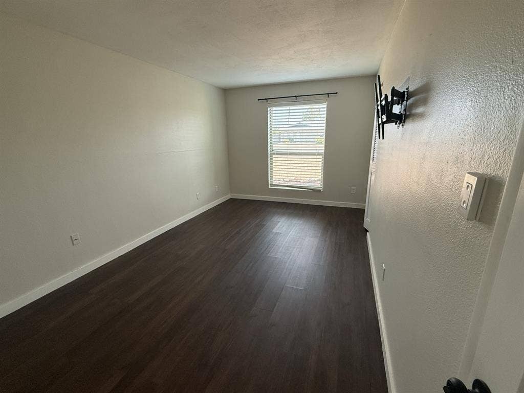 Unfurnished Room