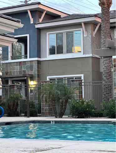 Modern townhouse w/ furnished room