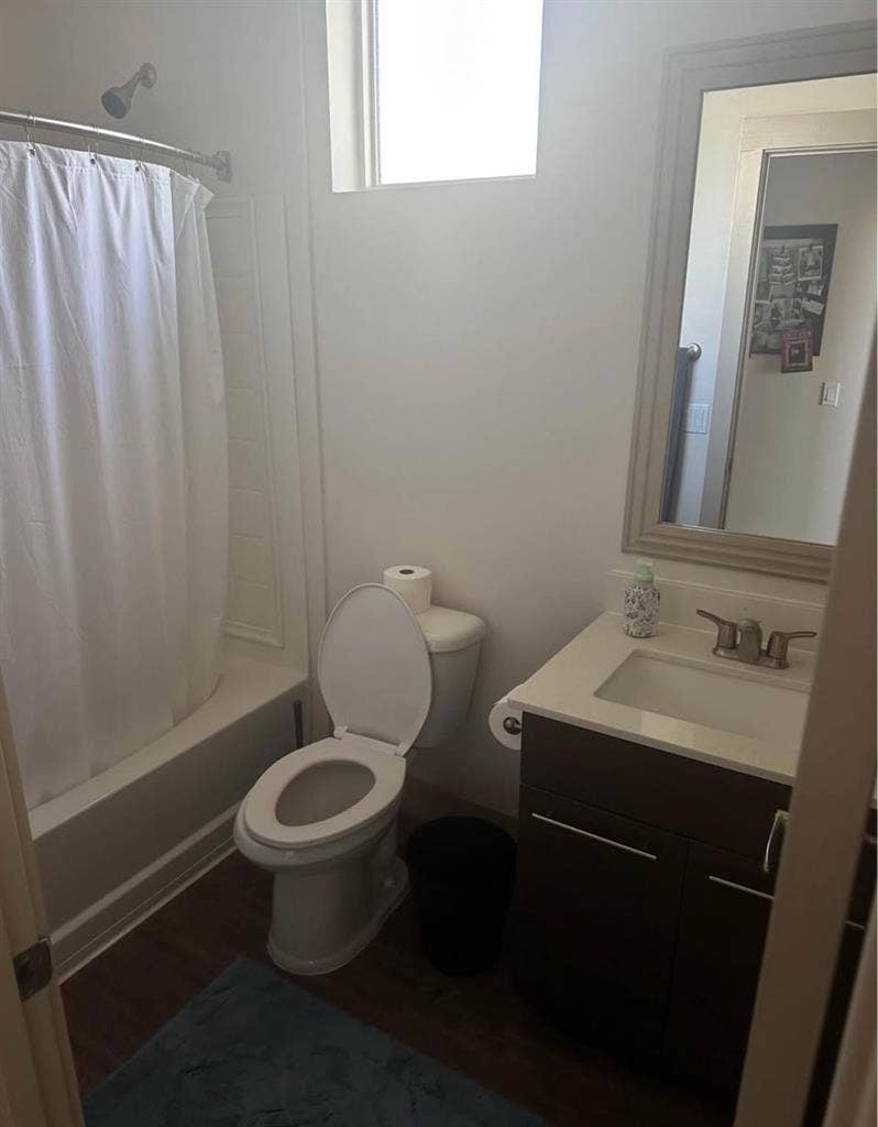 Modern townhouse w/ furnished room
