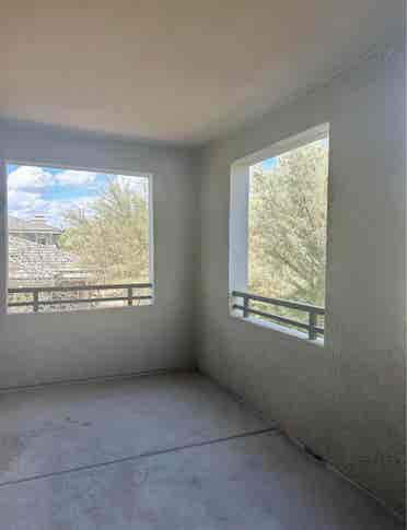 Modern townhouse w/ furnished room