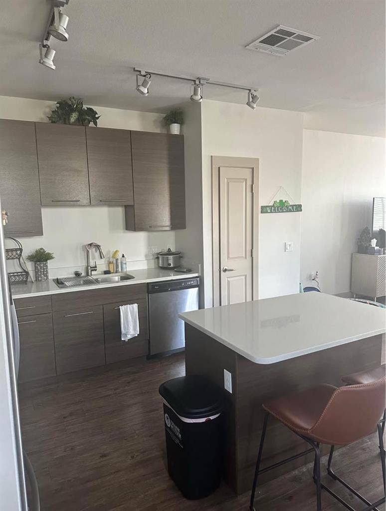 Modern townhouse w/ furnished room