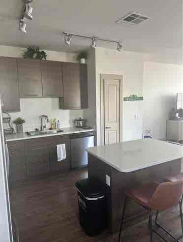 Modern townhouse w/ furnished room