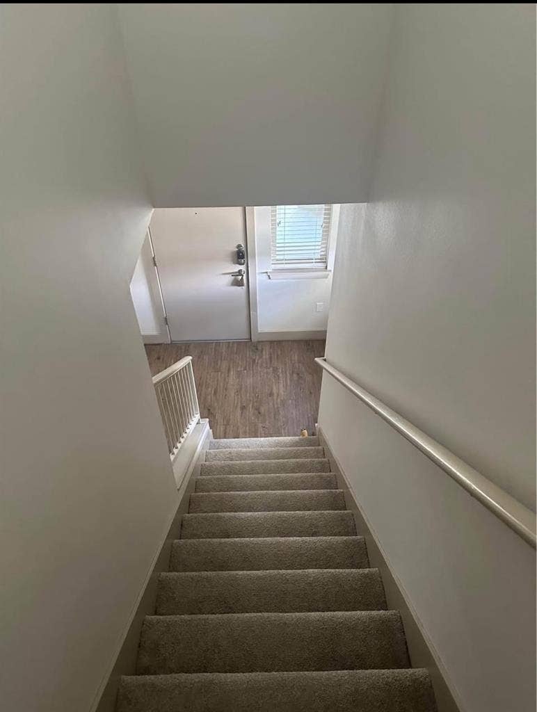 Modern townhouse w/ furnished room