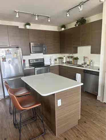 Modern townhouse w/ furnished room