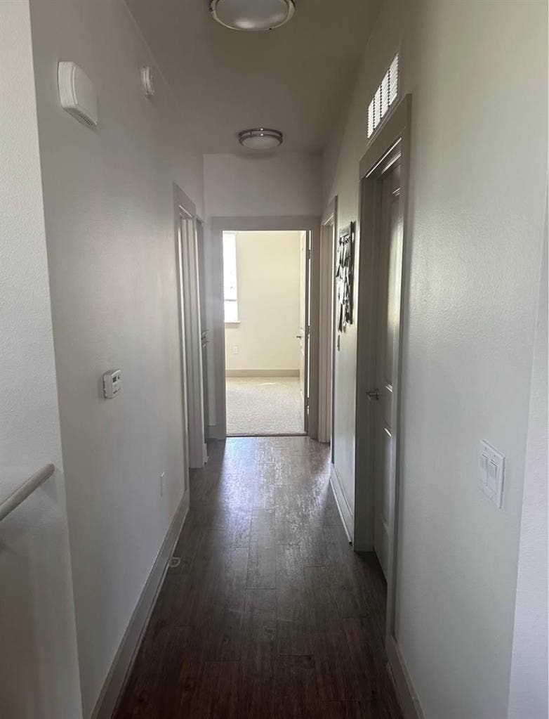 Modern townhouse w/ furnished room