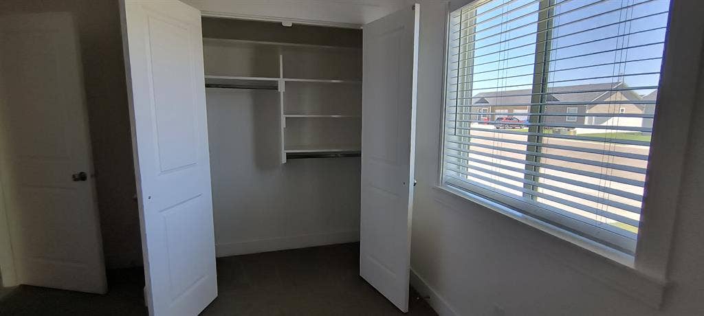 Spacious room w/ garage parking