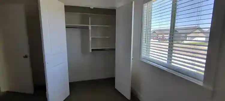 Spacious room w/ garage parking