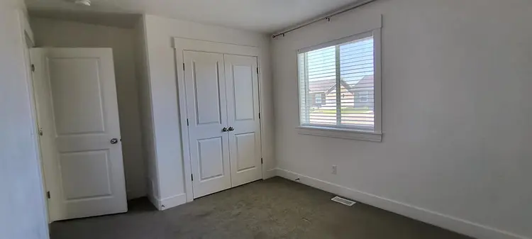 Spacious room w/ garage parking