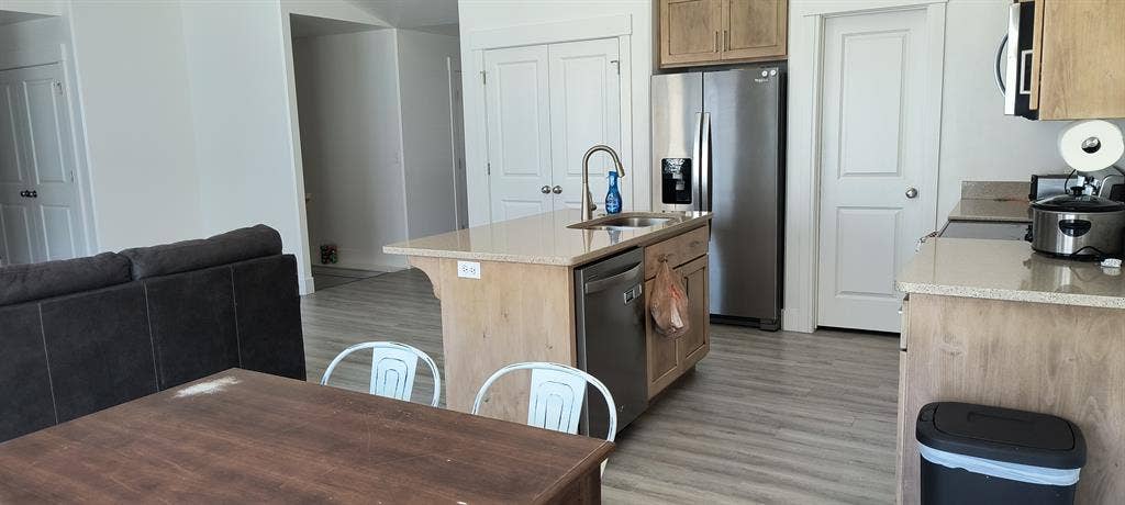 Spacious room w/ garage parking