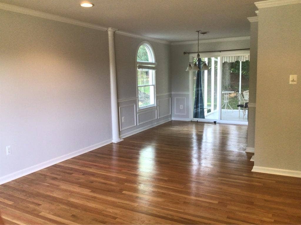Top . New carpets, newly painted.