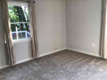 Top . New carpets,  newly painted.