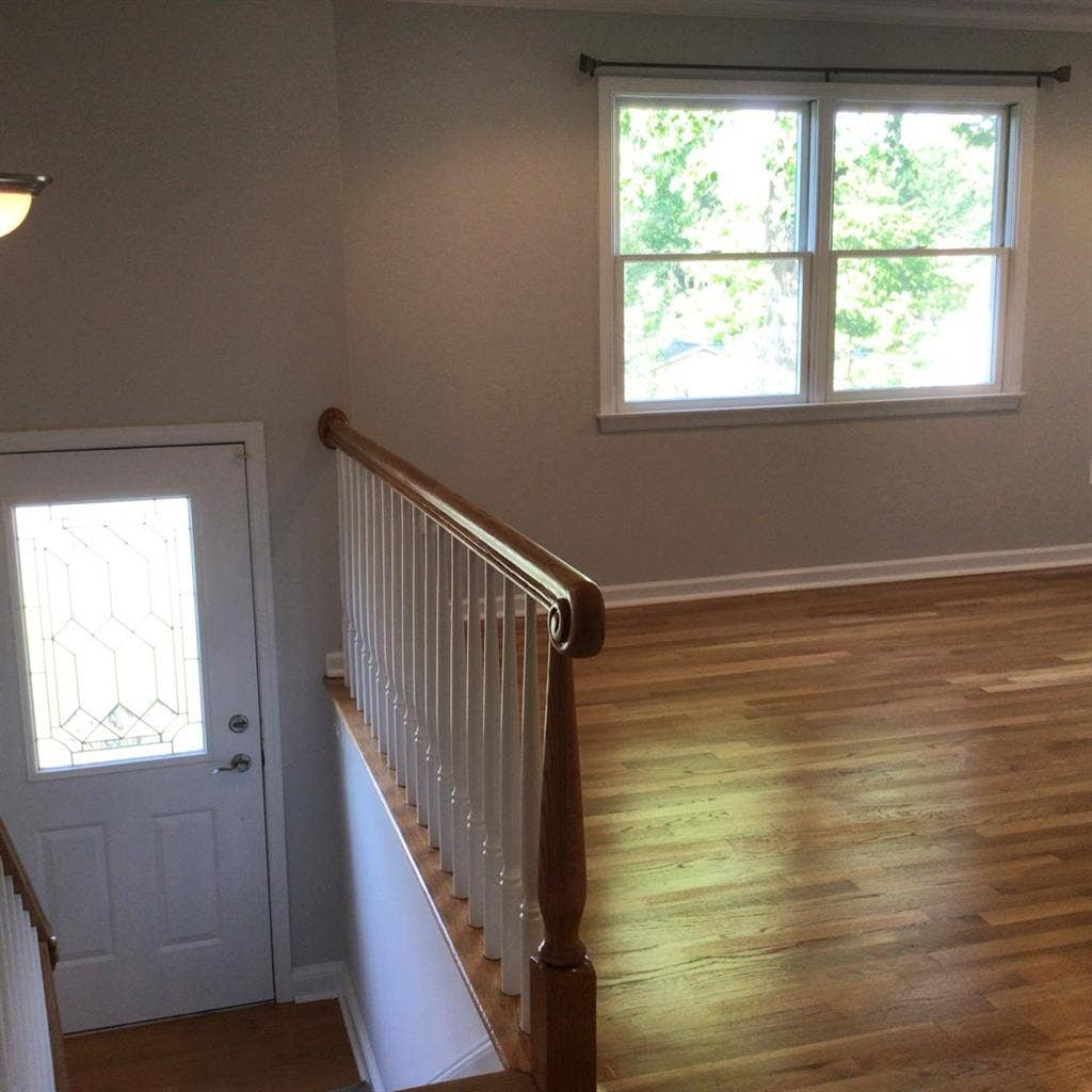 Top . New carpets, newly painted.