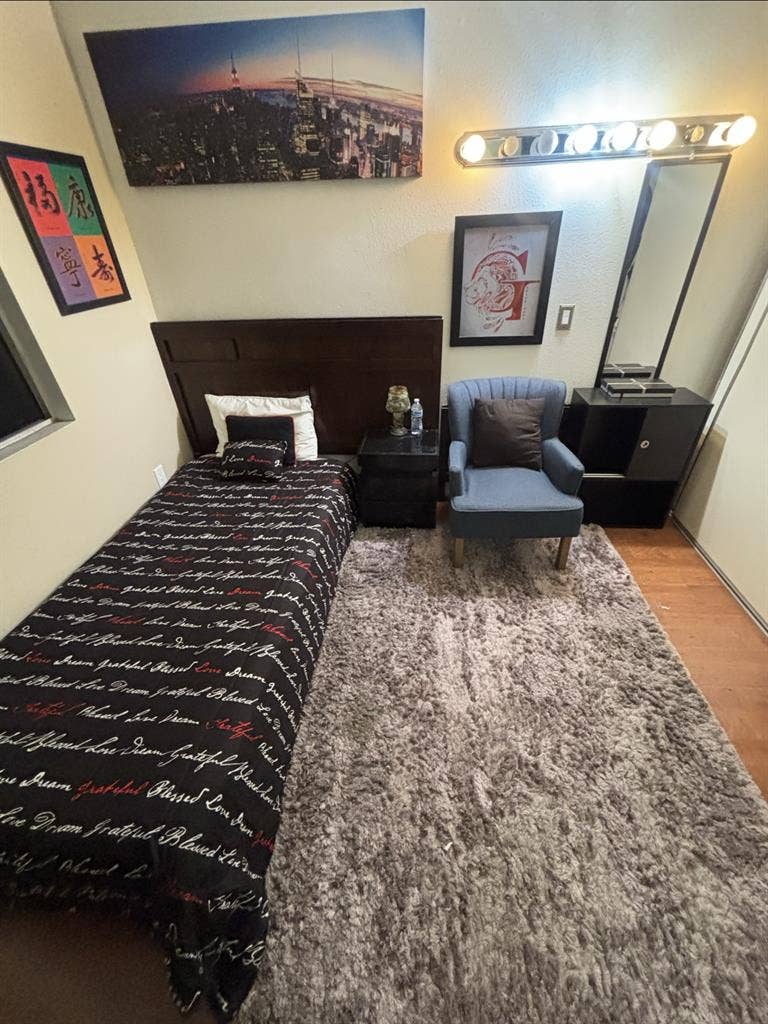 Sharing a room w laundry&gym