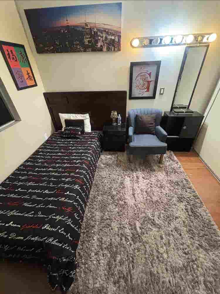 Sharing a room w laundry&gym