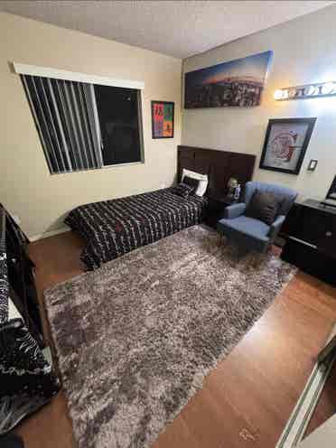 Sharing a room w laundry&gym
