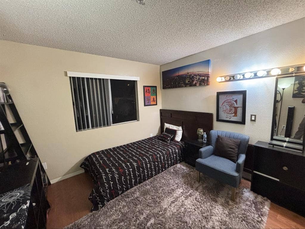 Sharing a room w laundry&gym