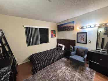 Sharing a room w laundry&gym
