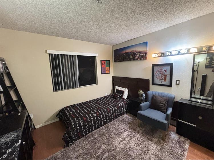 Sharing a room w laundry&gym