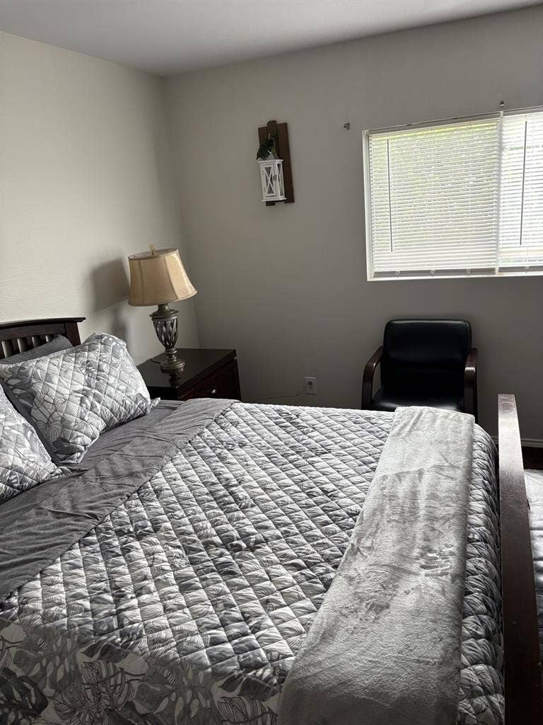 Looking for male roommate