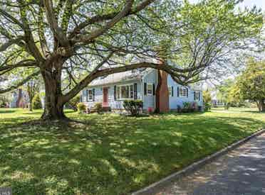 Roommate for cute house in Easton