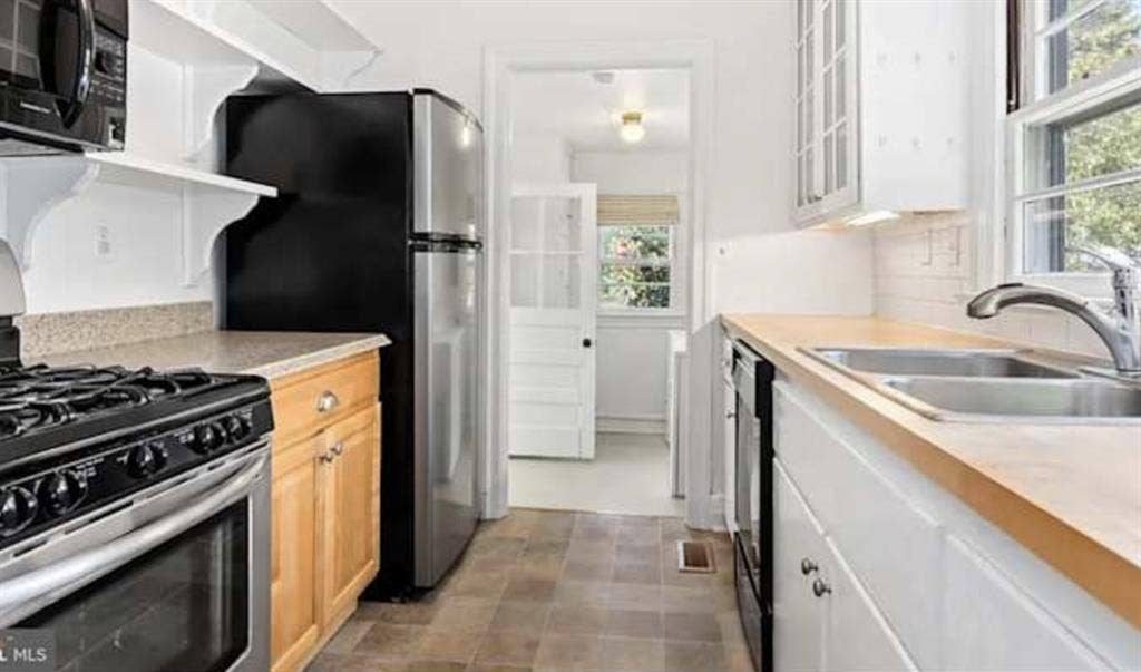 Roommate for cute house in Easton