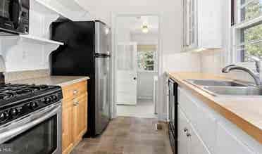 Roommate for cute house in Easton