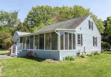 Roommate for cute house in Easton