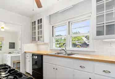 Roommate for cute house in Easton