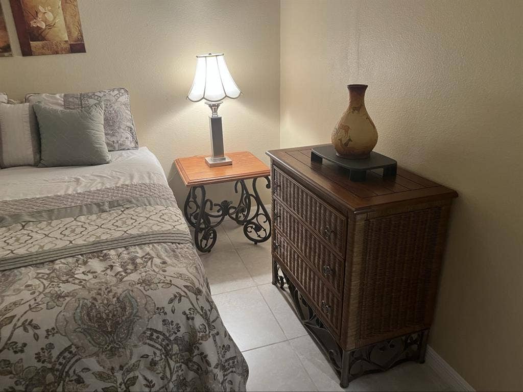 Bedroom & Private Bathroom