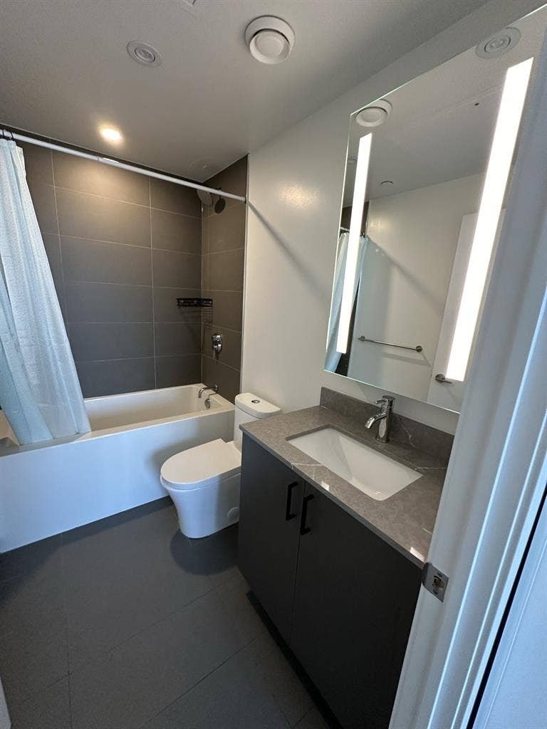 Private bedroom/ensuite bathroom