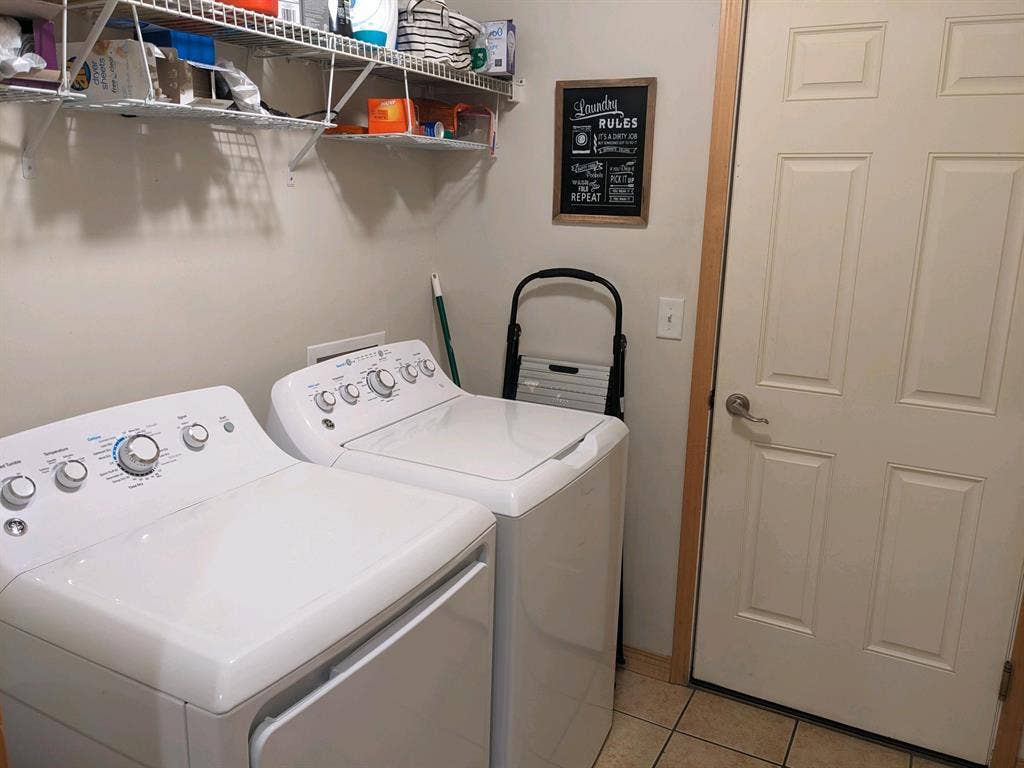 Private Bedroom in 3 br townhouse