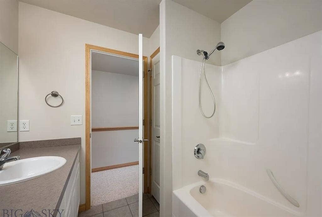 Private Bedroom in 3 br townhouse