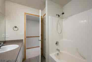 Private Bedroom in 3 br townhouse