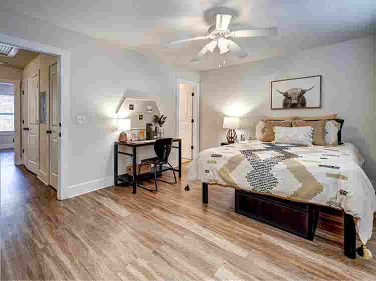 Apartment at the Retreat /month